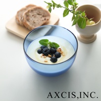 LAGOM 清透復古圓潤點心碗，S尺寸，藍色玻璃材質，盛裝著優格、藍莓、堅果碎和薄荷葉，背景有切片麵包和裝飾的綠葉。