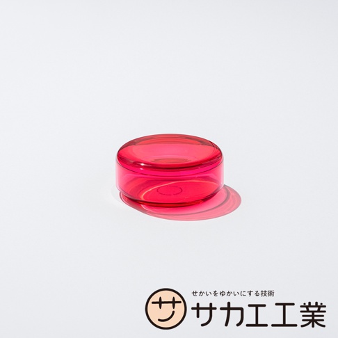 SAKAE 品牌圓形紅色透明點心碗，碗蓋蓋上，碗下方有陰影，右下方有日文品牌標誌。