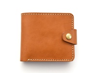 棕色皮革短夾，有白色縫線及金色按扣。