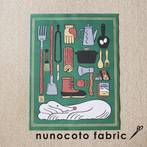 無框帆布藝術海報，綠色背景，描繪了營火露營相關物品，包含叉子、掃把、手套、茶壺、鑄鐵鍋、斧頭、靴子、木材、書本等，以及一隻側躺的白色狗狗。