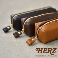 三款職人手作皮革Organ箱型收納筆袋，分別為黑色、深棕色及淺棕色，皆搭配金色拉鍊與同色系皮革拉頭。