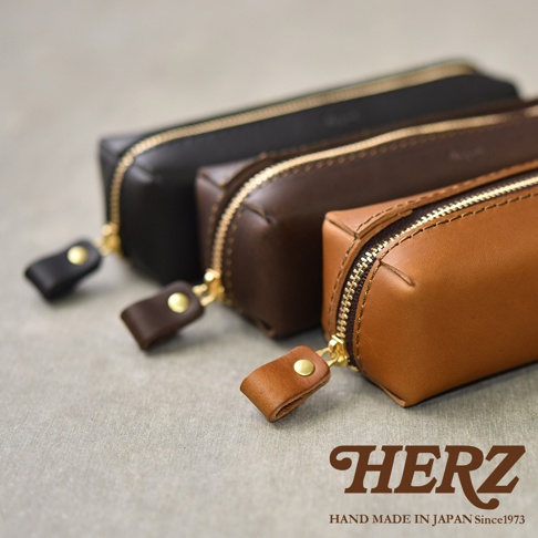 三款職人手作皮革Organ箱型收納筆袋，分別為黑色、深棕色及淺棕色，皆搭配金色拉鍊與同色系皮革拉頭。