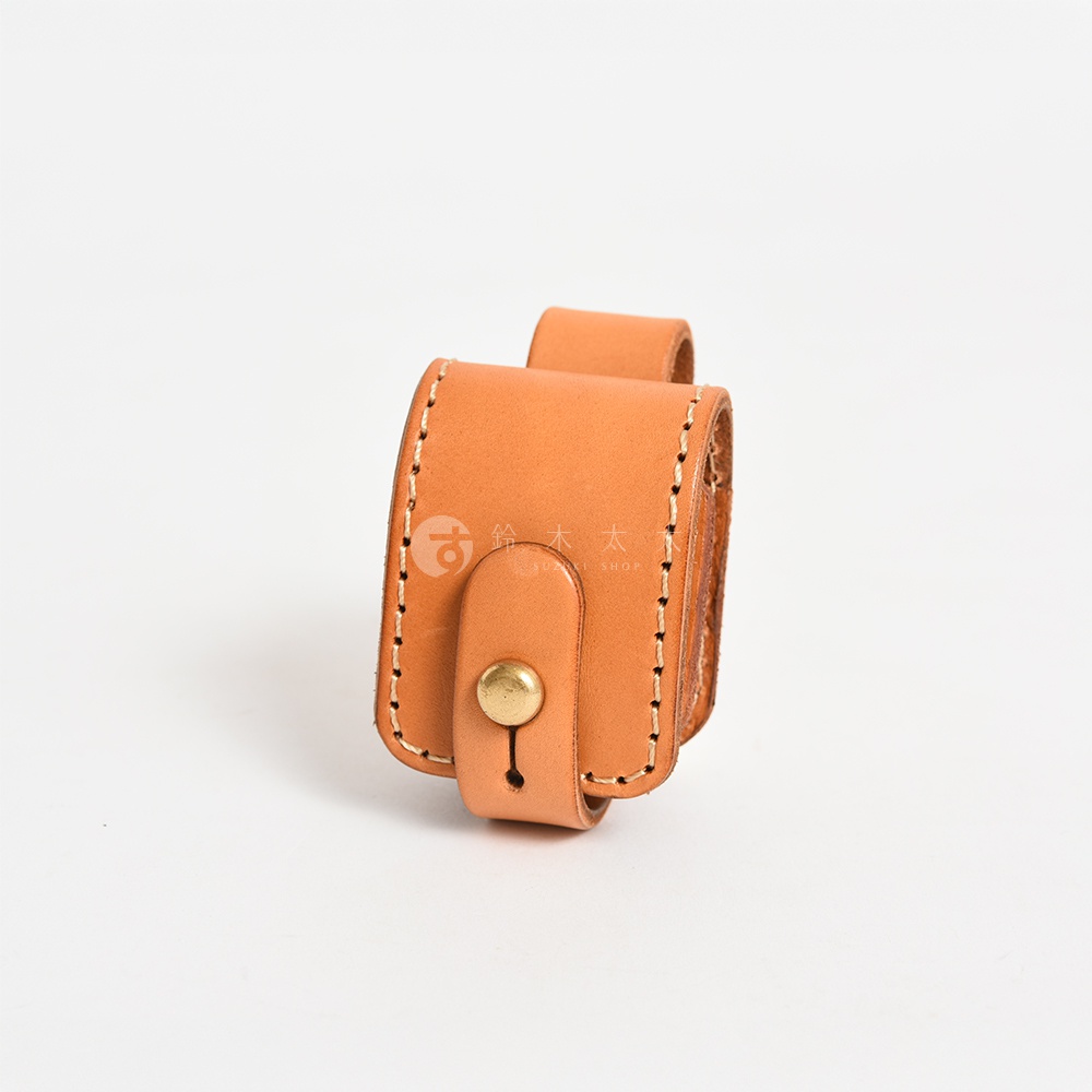 職人手作皮革原子釦型腰間小物收納包，採用淺棕色皮革，帶有金屬原子釦，手工縫線，可掛於腰帶上。