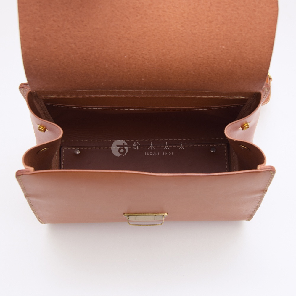 HERZ 職人手作皮革屋瓦風兩用單肩包的內部，展示著品牌 Logo 和 SUZUKI SHOP 字樣。
