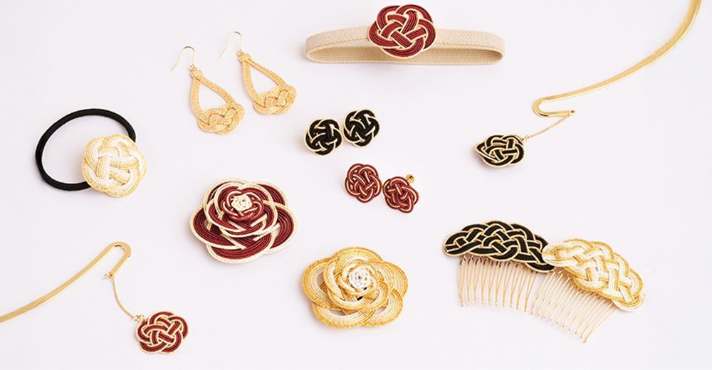 多款和風水引花結飾品，包含髮圈、耳環、髮夾、書籤與髮箍，以編織繩線製成，顏色有金、白、紅、黑等。