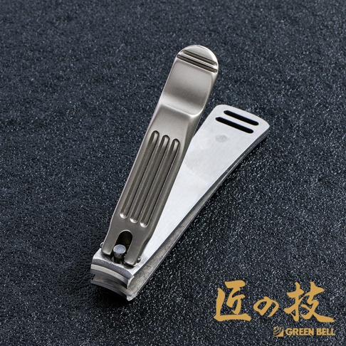 銀色不鏽鋼材質的曲刃指甲剪，帶有防滑紋路的施力柄，刀刃彎曲，置於深灰色紋理背景上。