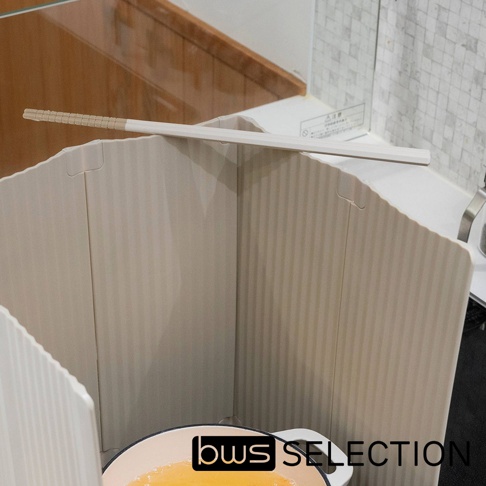 米白色六片式摺疊防油隔板，表面有垂直條紋，用於保護廚房爐灶周圍，防止油污濺射。