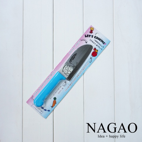 燕三條不鏽鋼兒童學習刀，刀刃長 11.5 公分，配有藍色刀柄，刀身上印有可愛卡通圖案和日文文字。