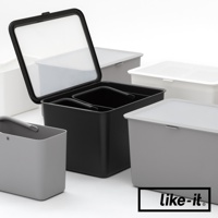 like-it 品牌手提式居家萬用分隔收納盒，黑色主體搭配透明掀蓋，周圍擺放著不同尺寸的灰色和白色收納盒。