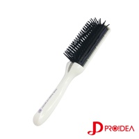 白色手柄的防靜電美髮梳，梳頭為黑色，梳齒密集，梳柄上印有紫色文字「HAIR MAKE ARTIST」及品牌標誌。