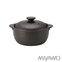 深棕色陶土湯鍋，鍋身與鍋蓋皆有細緻的條紋設計，鍋蓋中央有圓形提把及透氣孔。