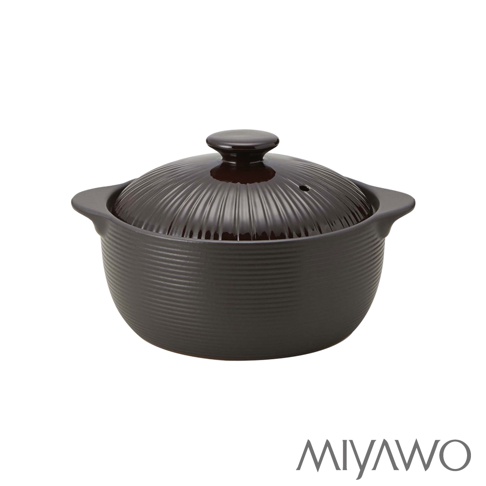 深棕色陶土湯鍋，鍋身與鍋蓋皆有細緻的條紋設計，鍋蓋中央有圓形提把及透氣孔。