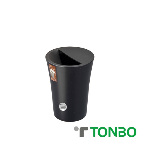 黑色圓形半開垃圾桶，容量 7.3L，材質為塑膠，頂部有斜向開口，側面貼有產品標籤。