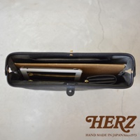 黑色皮革手拿包，內部裝有平板電腦、筆記本和零錢包，包包有金屬扣環和磁扣。