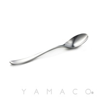 YAMACO 品牌若水系列霧面不鏽鋼晚餐匙，以簡約線條展現優雅質感。