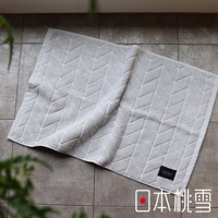 淺灰色毛巾浴墊，表面有菱形紋理，材質柔軟。