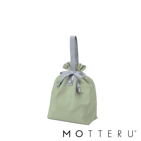 淺綠色輕時尚摺疊保冷束口袋，材質為尼龍，頂部有灰色提把和灰色綁帶束口，中央有銀色按扣，可輕鬆收納。