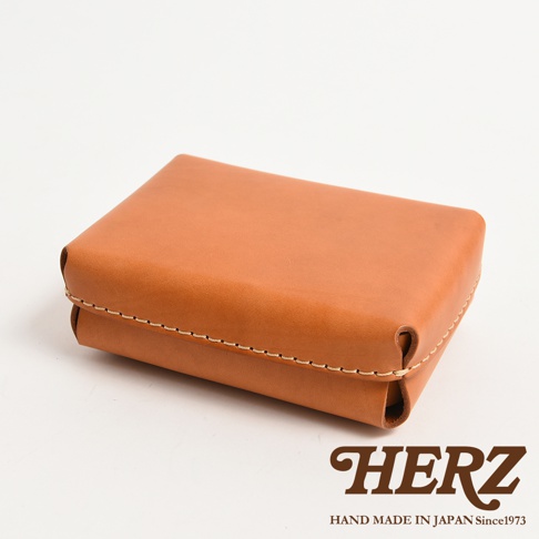 職人手作皮革小物收納盒 KZ-5 M，採用天然皮革製成，呈現溫潤的焦糖棕色，簡約方正的設計，以手工縫線勾勒出盒身輪廓，展現皮革的細緻質感。