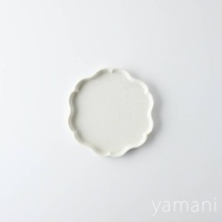 美濃燒花型甜點盤，白色，帶有細緻網格紋理，邊緣為波浪狀花瓣造型。