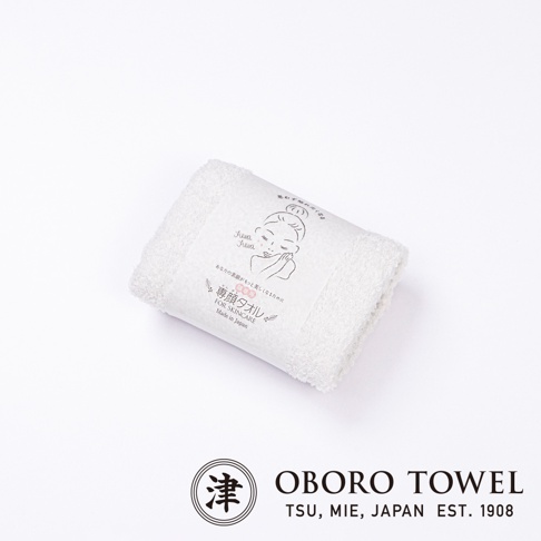 白色三倍吸水專顏洗臉毛巾，材質柔軟，印有女性臉部插畫及日文「專顏タオル FOR SKINCARE Made in Japan」字樣。