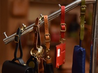 このひっかけストラップはどちら向きでも使えます。金具をひっかけるか、ストラップをひっかけるかはお好みで。