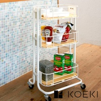 白色三層置物收納推車，架子為白色金屬網籃搭配淺木色層板，推車底部有四個萬向輪，推車上擺放著番茄醬、芥末醬、零食包、番茄汁盒和一個灰色長方體物品。