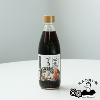 玻璃瓶裝的秘藏壽喜燒沾醬，醬汁呈深褐色，瓶蓋為淡黃色。瓶身上貼有白色標籤，印有日文說明及壽喜燒料理圖案。