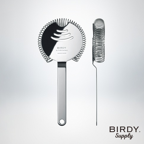 兩個銀色不鏽鋼長柄濾酒隔冰匙，一個正面顯示圓形濾網與品牌標誌，另一個側面顯示濾網的螺旋結構。