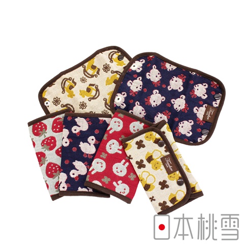 五層紗背巾口水巾，展示了草莓、小鴨、小熊、搖搖馬等圖案，有紅、藍、米黃等多種顏色，以棉質材質製成，並帶有按扣設計。