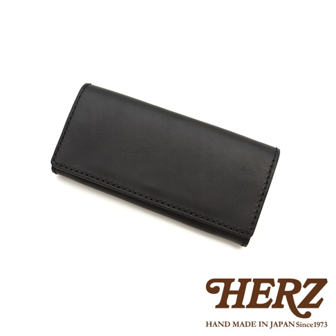 職人手作皮革長夾，黑色軟皮材質，縫線整齊，設計簡約。