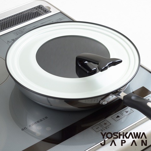 可立式強化玻璃鍋蓋，中央為黑色玻璃，外緣為白色，配備黑色可立式提把。