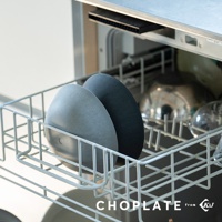 兩個CHOPLATE BOWL沙拉碗，一個為淺灰色，一個為深灰色，擺放在洗碗機的架子上。