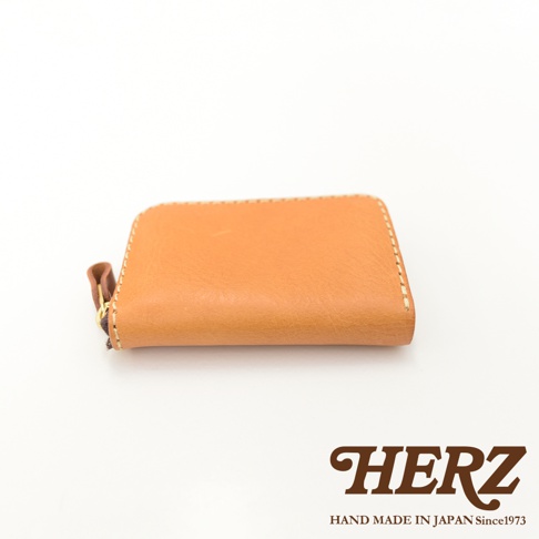 職人手作皮革高機能收納錢包，淺棕色，以精緻車縫線勾勒出簡約輪廓，搭配同色系皮革拉頭，展現天然皮革的溫潤質感。