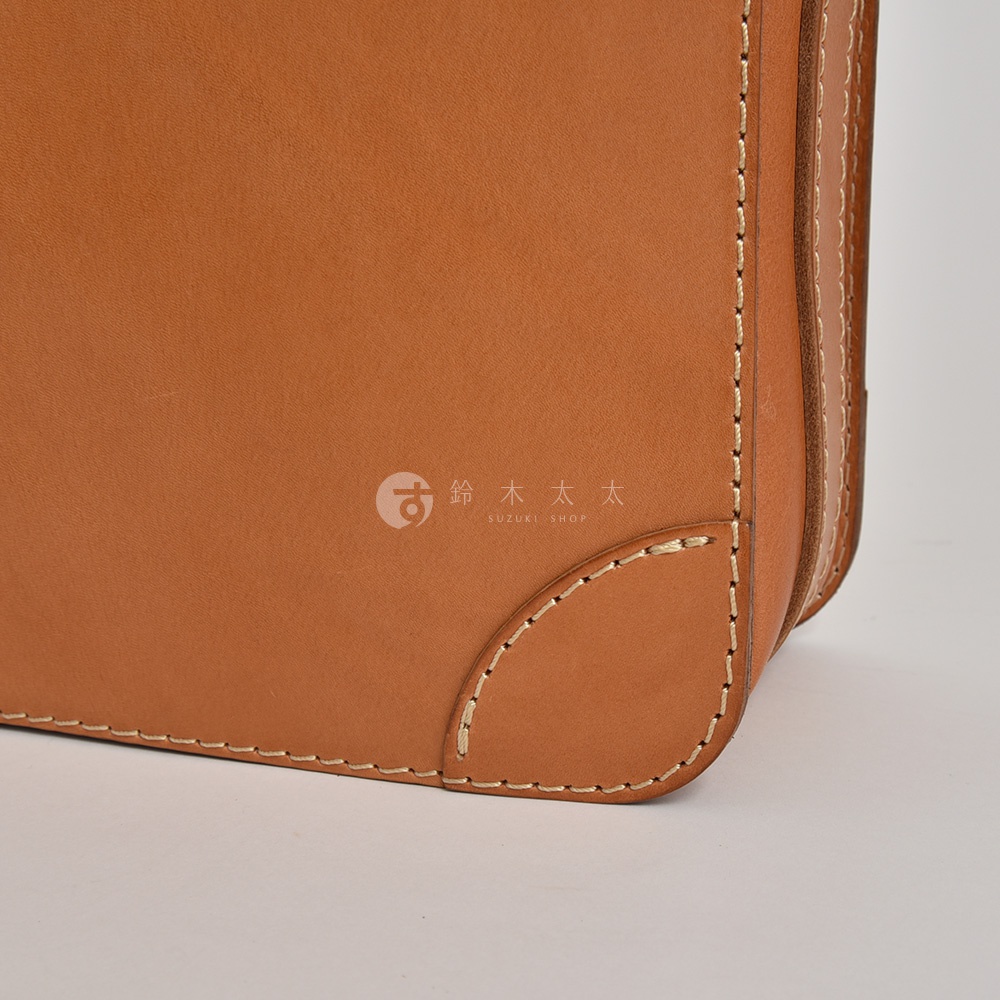 職人手作皮革三層收納兩用商務公事包 BW-4，此款為焦糖棕色，採用真皮材質，車縫線清晰，展現精緻工藝。