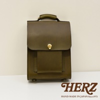 職人手作皮革復古後背包 BC-105，展現橄欖綠的天然皮革質感，設計簡約，設有翻蓋式主袋、前方置物袋及金色旋鎖，適合日常攜帶。