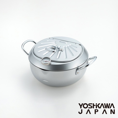 銀色金屬材質的天婦羅油炸鍋，鍋蓋上有放射狀紋路，並配有溫度計和提把。