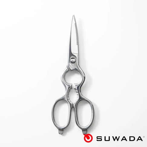 一把銀色金屬製的 SUWADA 諏訪田職人多功能廚房剪刀，採用一體成型設計，剪刀柄部設有特殊齒狀結構與開瓶功能，整體呈現精緻工業質感，置於白色背景中心。