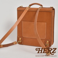 棕褐色皮革製作的三用後背包，具備一個外部口袋，附有可拆卸的皮革背帶和手提帶。