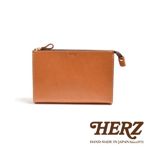 職人手作皮革三角底拉鍊手拿包，採用淺棕色皮革製成，帶有縫線細節和金色拉鍊。