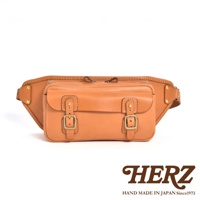 職人手作皮革騎士隨身斜背包 F-12，採用鞣製皮革製成，呈現自然的淺棕色。包款設計有雙扣環裝飾的前袋，整體線條簡潔，適合隨身攜帶。