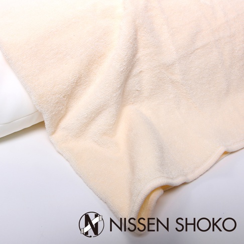 象牙色純棉毛巾質感的枕套，柔軟蓬鬆，質地細膩，呈現自然垂墜感。