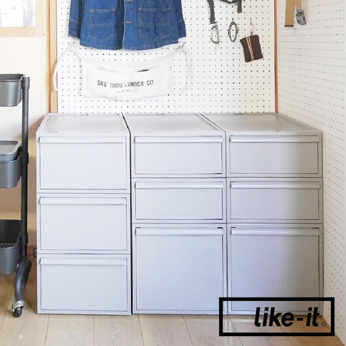 一組共六個淺灰色可堆疊抽屜式收納箱，材質應為塑膠或金屬，每層皆有獨立抽屜，呈現簡潔方正的設計，適合收納各種物品。