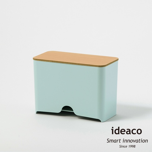 淺藍色方形抽取盒，配有木紋蓋子，底部有半圓形開口，用於抽取物品。