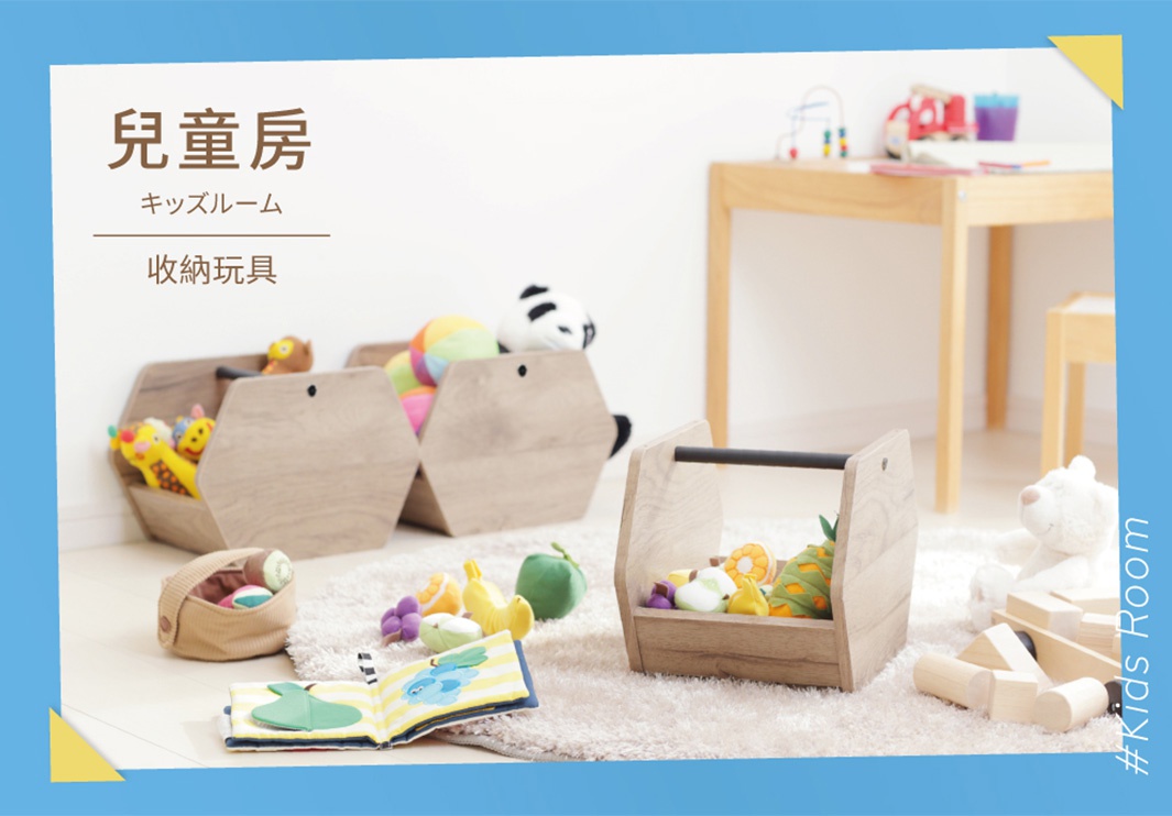 木質居家造型收納盒，淺木紋色，六邊形設計，內有填充玩具，包括絨毛動物玩偶和色彩鮮豔的球狀玩具。