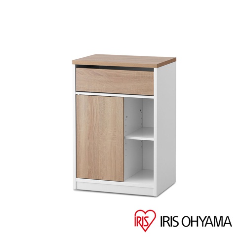 木質抽屜收納櫃，白色櫃體搭配木紋色抽屜面板與門板，設有單個抽屜和下方單門儲物空間，門板可滑動，內部有層板，底部有滾輪。