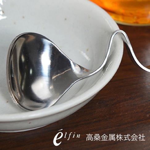 日製不鏽鋼製可掛式醬料匙，銀色，匙面圓潤，握柄彎曲設計，可掛置於碗邊。