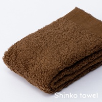 MAISON BLANC 輕奢柔膚匹馬棉毛巾，展示深棕色，質地柔軟，毛圈細緻，疊放呈現。