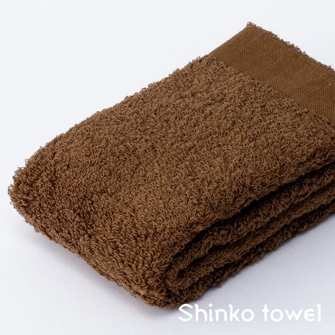 MAISON BLANC 輕奢柔膚匹馬棉毛巾，展示深棕色，質地柔軟，毛圈細緻，疊放呈現。