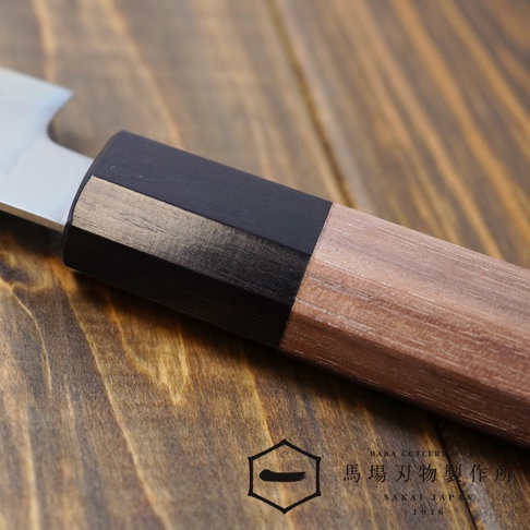 [景清] Chromax鋼水果刀，刀柄採用胡桃木與黑色材料拼接設計，呈現自然木紋與光滑質感的對比。