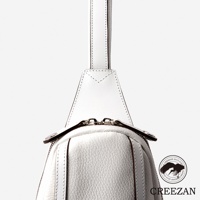 JETTER 隨身側背包 CJTE-021，白色荔枝紋皮革，設有雙拉鍊開口，搭配簡約的三角形頂部和單肩帶設計。